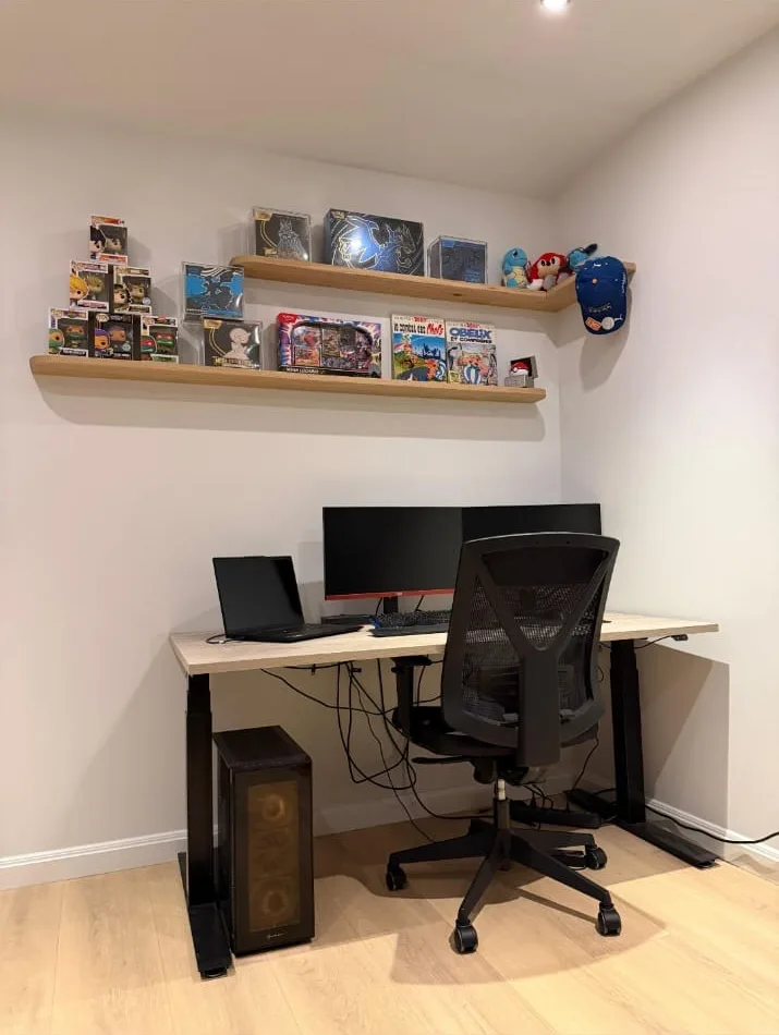 Eiken hoekplank boven een bureau